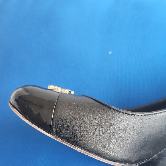 Tory Burch Black and Gold Leather Heels with Timeless Design - Picture 8 of 16